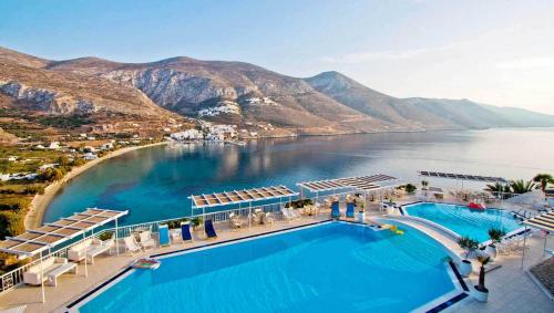 阿吉亚利艾吉亚里酒店及Spa的享有度假村游泳池的空中景致,背景为山脉