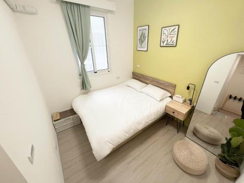 台南顾家的一间小卧室,配有白色的床和窗户