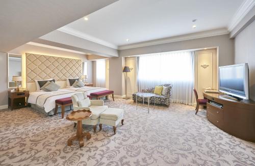 浦安东京湾大仓酒店的配有一张床和一台平面电视的酒店客房