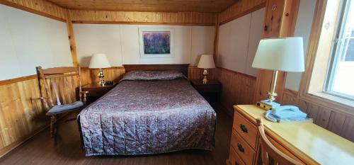 布朗萨布隆四季汽车旅馆的一间带一张床和两盏灯的小卧室
