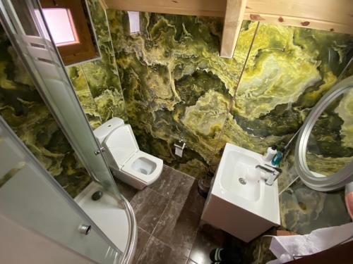 里泽Bungi dağ evleri的浴室设有2个卫生间和水槽
