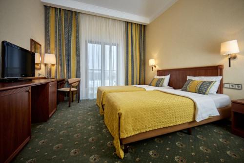 孔泽Platium Spa&Resort的酒店客房设有两张床和一台平面电视。