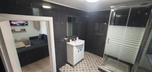 奥罗波斯TSAGGA HOUSE的浴室配有卫生间、盥洗盆和淋浴。