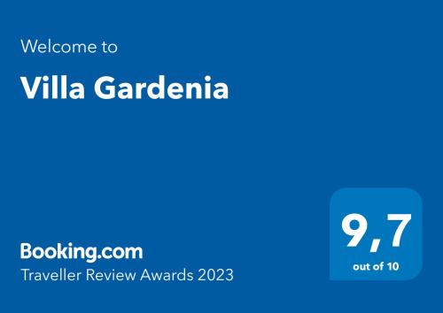 奥斯图尼Villa Gardenia的蓝色标志,欢迎客人来到别墅花园
