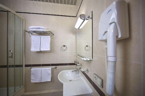 孔泽Platium Spa&Resort的浴室配有盥洗盆、卫生间和毛巾。