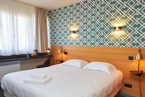 巴泽耶Auberge du port的酒店客房,配有带两条毛巾的床