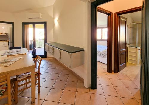 马达莱纳Residenza Aldo Moro 02的厨房以及带桌子和桌椅的用餐室。