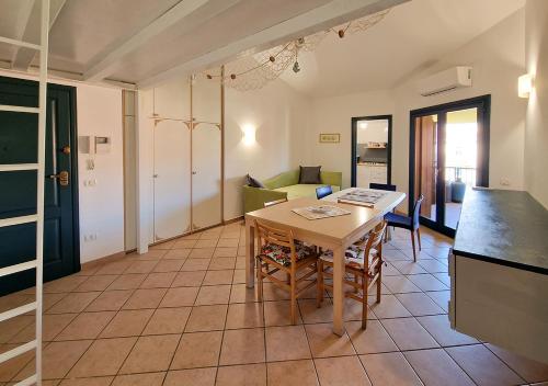 马达莱纳Residenza Aldo Moro 02的厨房以及带桌子和沙发的客厅。