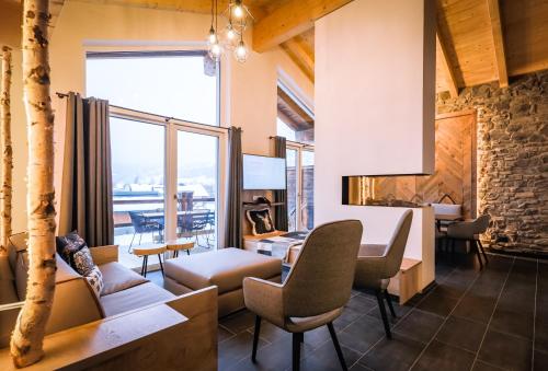 卡普伦24 by AvenidA - Mountain Hotel的客厅配有沙发和椅子