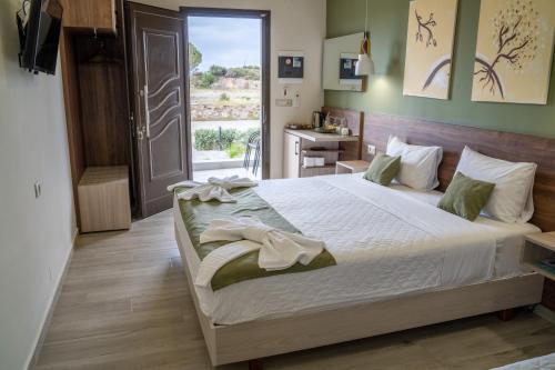 埃拉福尼西岛Lafo Rooms的一间卧室设有一张大床和一个窗户。