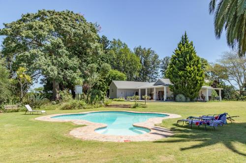 阿多Hopefield BnB的庭院中带游泳池的房子