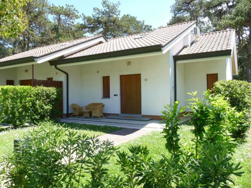 利尼亚诺萨比亚多罗Casabianca Resort Villas的一座带花园的白色小房子