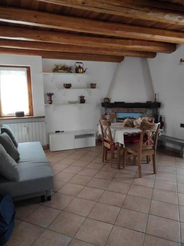 MusignanoResidenza Campagnano的客厅配有桌子和沙发
