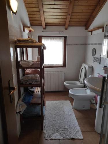 MusignanoResidenza Campagnano的一间带卫生间和水槽的浴室