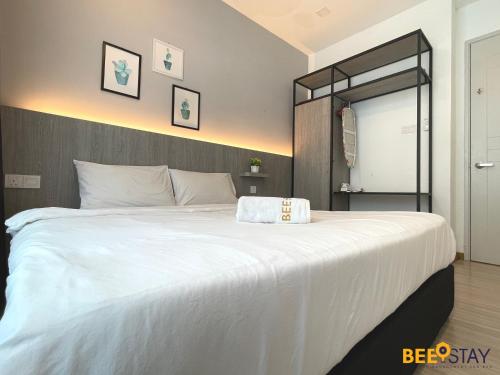 马六甲The Wave Suites Melaka by BEESTAY的卧室配有一张带镜子的白色大床