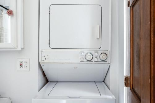 波士顿Beacon Hill 2br w wd nr Boston Common BOS-826的白色厨房里的白色洗衣机和烘干机