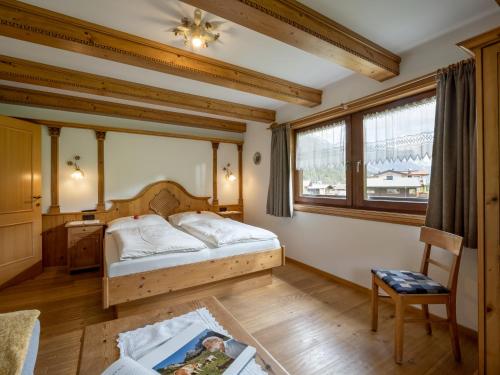 瓦德林弗莱彻尔度假屋的一间卧室配有一张床、一张桌子和一把椅子