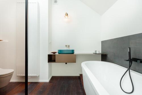 根特RODELIJV的带浴缸、卫生间和盥洗盆的浴室
