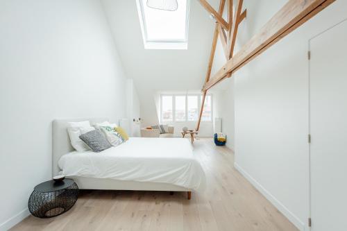 根特RODELIJV的白色卧室设有床铺和木地板