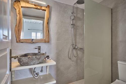 米克诺斯城Philippi Villa的一间带水槽和镜子的浴室