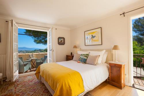 瓦洛里Villa Le Port d'attache的一间带大床的卧室和一个阳台