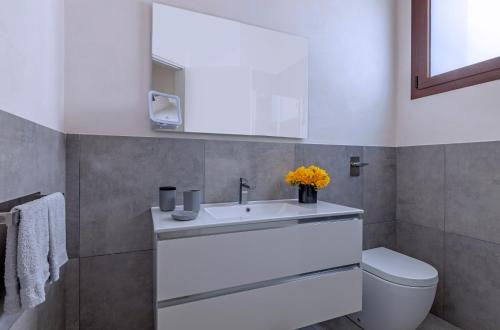 马尔萨拉Casa B, Room 3 - Palm Kite Paradise的浴室配有白色水槽和卫生间。