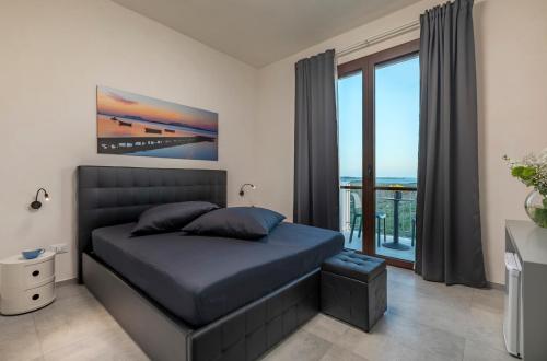 马尔萨拉Casa B, Room 4 - Palm Kite Paradise的一间卧室设有一张床和一个大窗户