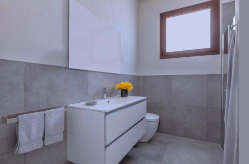 马尔萨拉Casa B, Room 4 - Palm Kite Paradise的浴室配有白色水槽和卫生间。