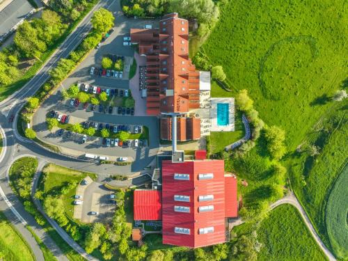 耶拿FAIR RESORT All Inclusive Wellness & Spa Hotel Jena的红色建筑的顶部景色