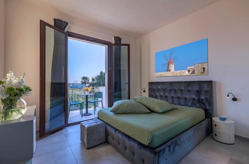 马尔萨拉Casa B, Room 5 - Palm Kite Paradise的一间卧室设有一张床和一个阳台