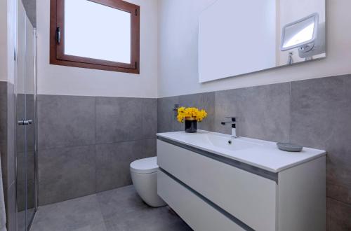 马尔萨拉Casa B, Room 5 - Palm Kite Paradise的浴室配有白色水槽和卫生间。