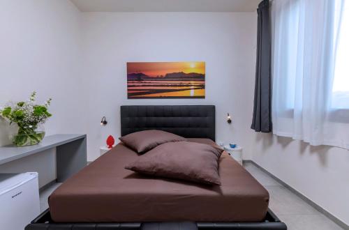 马尔萨拉Casa B, Room 6 - Palm Kite Paradise的卧室配有一张床