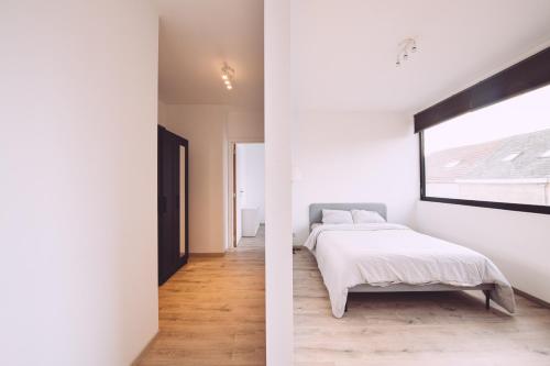 扎芬特姆K&Y suites 1,Brussels airport 500m的卧室两张图片,卧室配有一张床和一个窗户