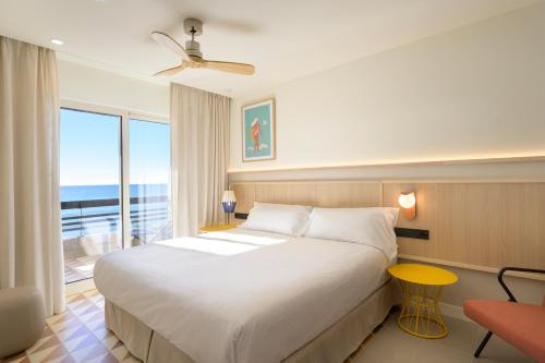 卡拉费尔Akquaaa Boutique Hotel的一间卧室设有一张大床,享有海景
