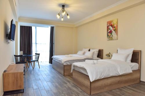 埃里温Altunyan Hotel的酒店客房设有两张床和一张桌子。