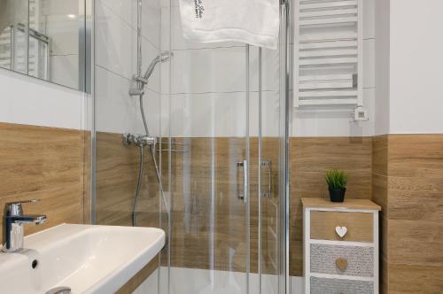 尤斯托尼莫斯基Apartament z widokiem na morze - Nadmorski Luksus Apartamenty的浴室里设有玻璃门淋浴
