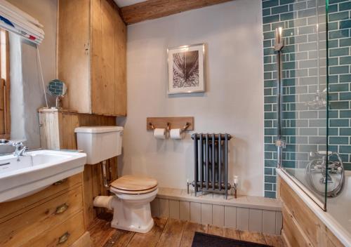 罗宾胡兹贝Green Cottage的浴室配有卫生间、盥洗盆和淋浴。