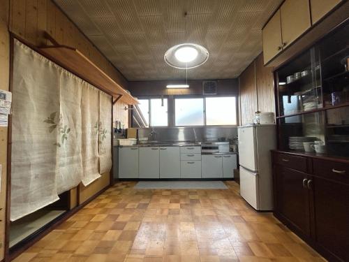 TogiStella in Noto的一间厨房,配有白色的橱柜和大窗户