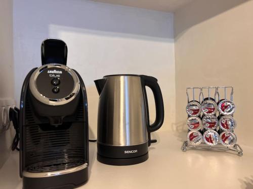 FiropótamosAquamarine的柜台上的咖啡机和咖啡壶