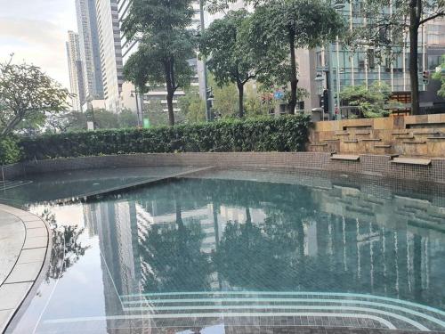 马尼拉BGC Loft in Avant, stunning golf view!的一座位于城市的游泳池