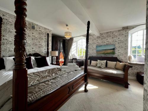 ElworthyNotley Arms Inn Exmoor National Park的一间卧室配有一张床和一张沙发