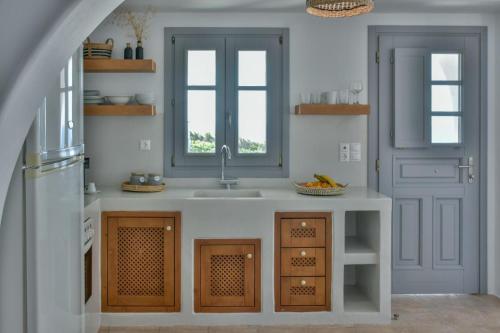加里尼Relaxia Estate Naxos的厨房设有水槽和窗户。