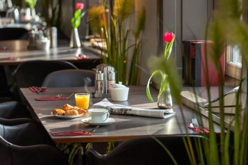 汉堡Hotel Volksschule的一张桌子,上面有一盘食物和饮料
