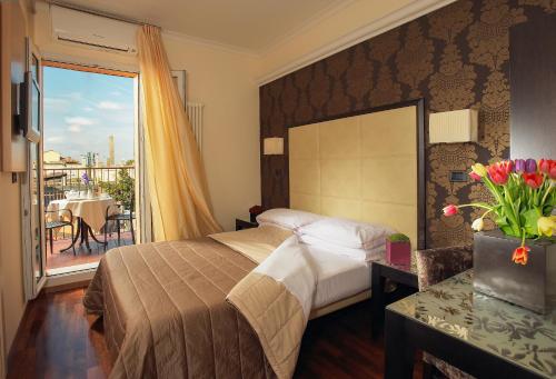 博洛尼亚旅游酒店的酒店客房设有一张床和一个阳台。