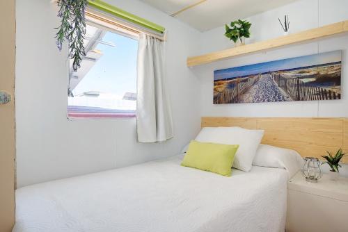 奇克拉纳－德拉弗龙特拉Villa Triana的一间小卧室,配有床和窗户
