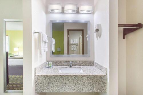 Delafield阿美里科酒店的一间带水槽和镜子的浴室