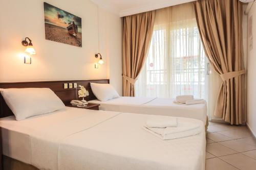 马尔马里斯李曼公寓酒店 的酒店客房设有两张床和窗户。