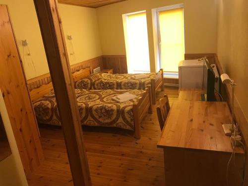 KarjamaaPuhkekeskus SUVI的小房间设有两张床和一张书桌