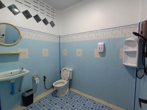 勿洞JW Homestay Betong เจ ดับบลิว โฮมสเตย์ เบตง的一间带卫生间和水槽的浴室