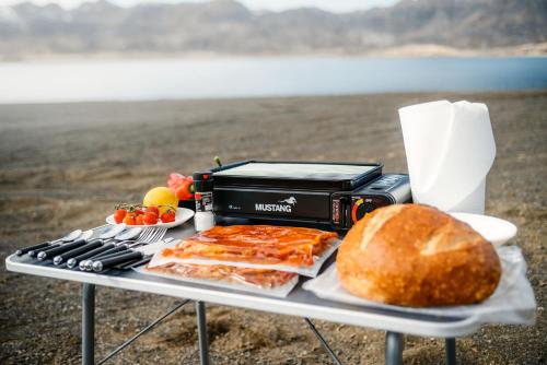 Ytri-NjarðvíkRijo campers的一张带烤架的桌子,上面有三明治和面包